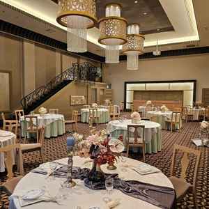 犬も抱っこしていれば披露宴会場に滞在可能。新郎新婦に対して部屋が横長で、参列者の顔が全員良く見える。