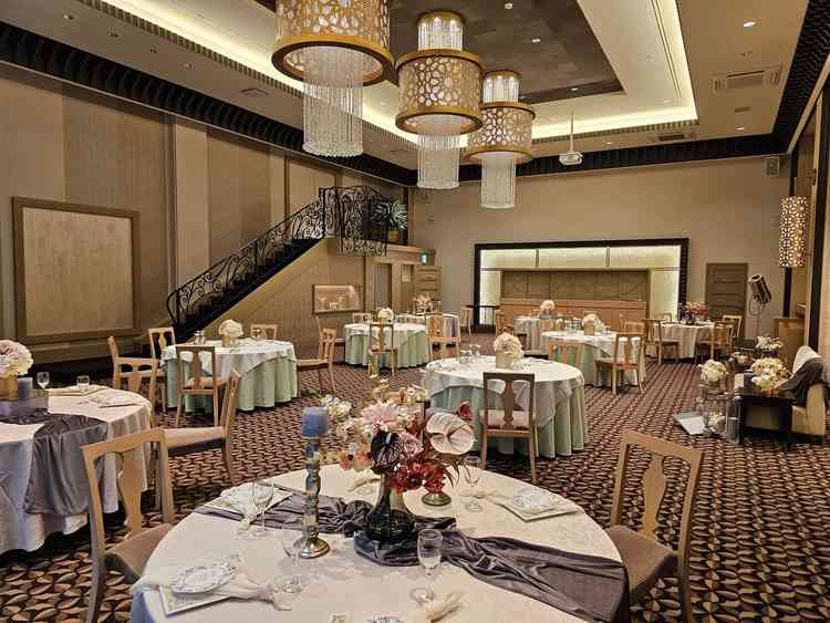 犬も抱っこしていれば披露宴会場に滞在可能。新郎新婦に対して部屋が横長で、参列者の顔が全員良く見える。