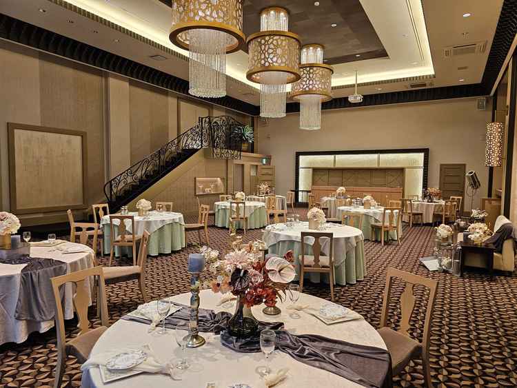 犬も抱っこしていれば披露宴会場に滞在可能。新郎新婦に対して部屋が横長で、参列者の顔が全員良く見える。