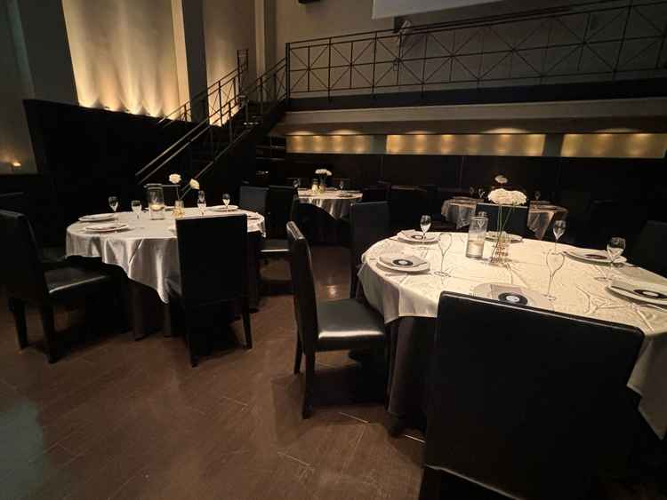 二つある披露宴会場のうち、シックな方の会場。