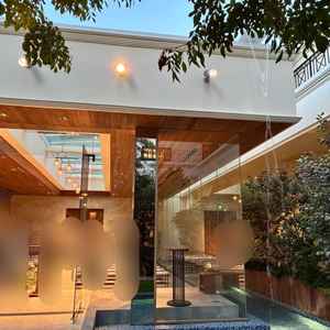 写真ではわからなかったのですが、チャペルの周りに上から水が流れていて、水の音もすごくよかったです