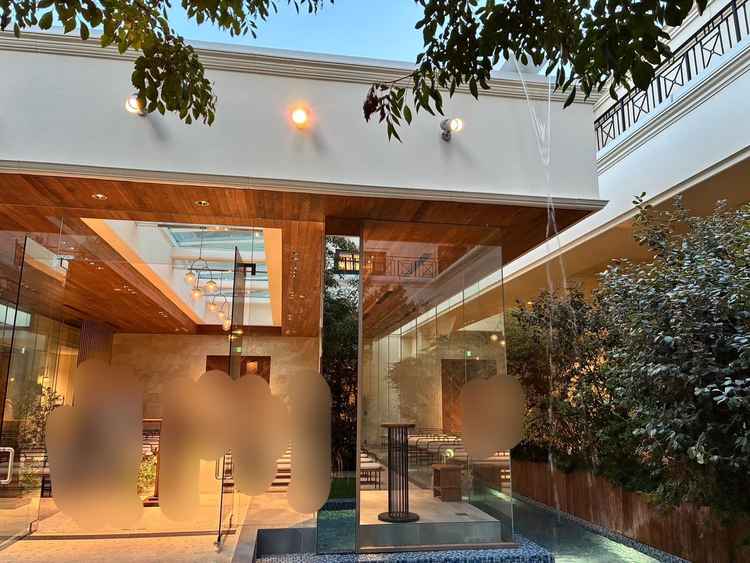 写真ではわからなかったのですが、チャペルの周りに上から水が流れていて、水の音もすごくよかったです