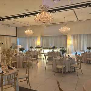 広々とした披露宴会場で、自分好みの植物多め会場にできるなと思いました。