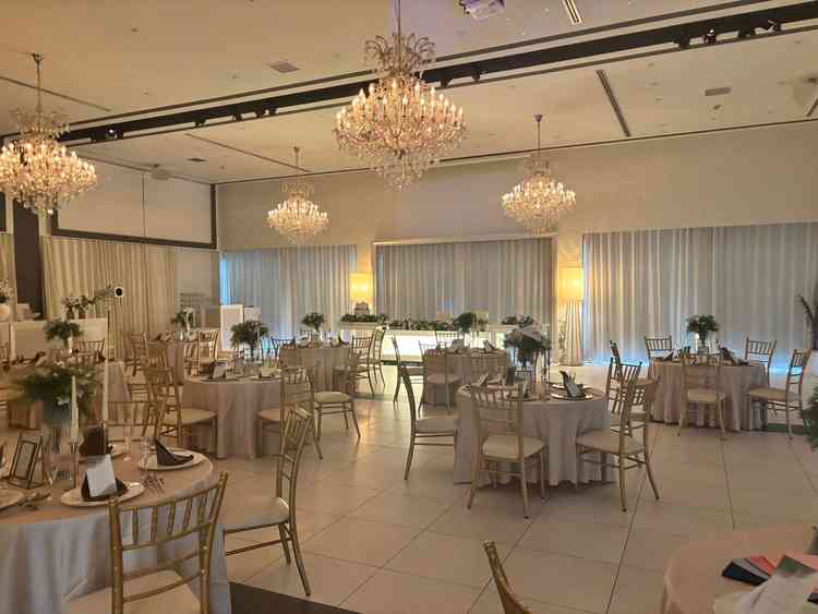 広々とした披露宴会場で、自分好みの植物多め会場にできるなと思いました。