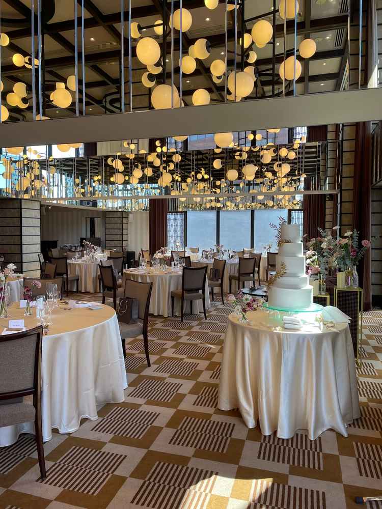 4階の披露宴会場。上に鏡が設置されており東京タワーが写る。