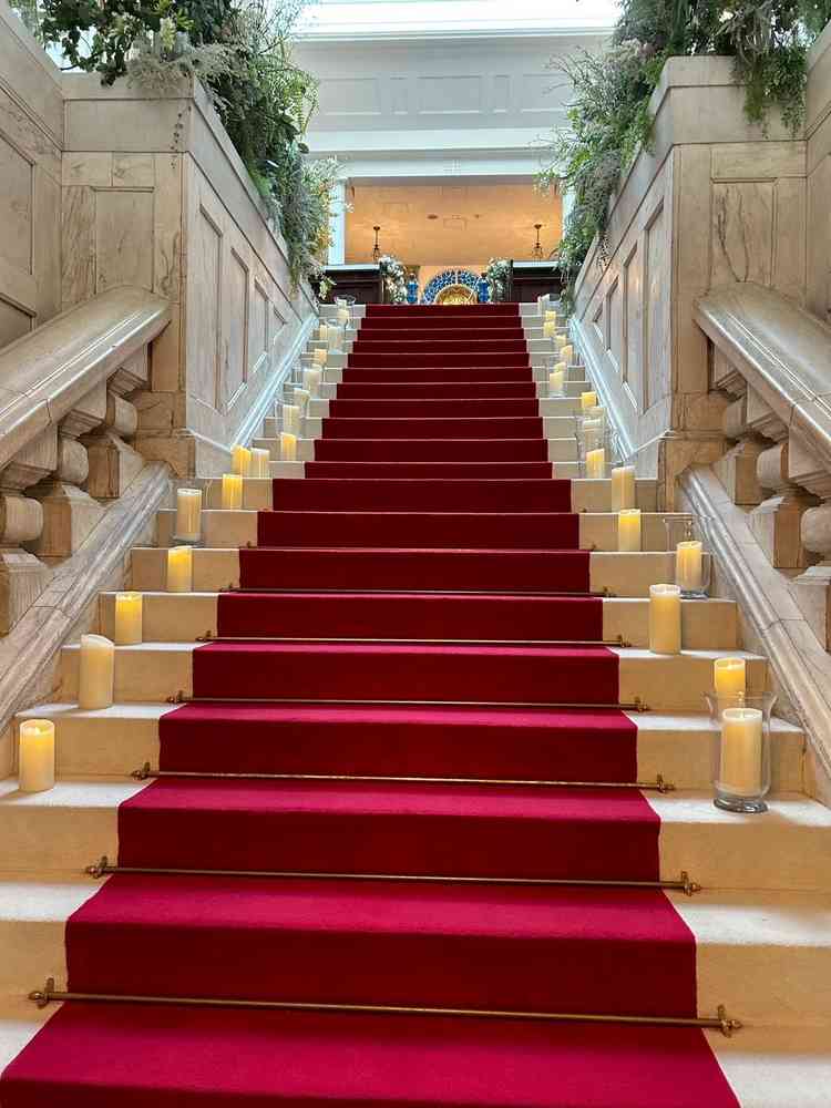 有名な大階段。赤い絨毯に白のドレスが映えそう。