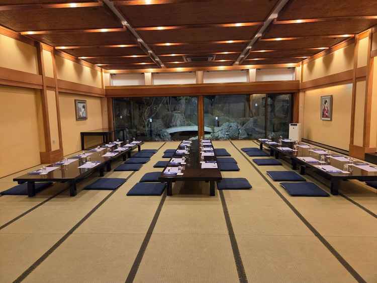 親族の控え室で座敷か椅子のどちらでも選べます。窓からの庭園が美しく落ち着いて過ごせます。