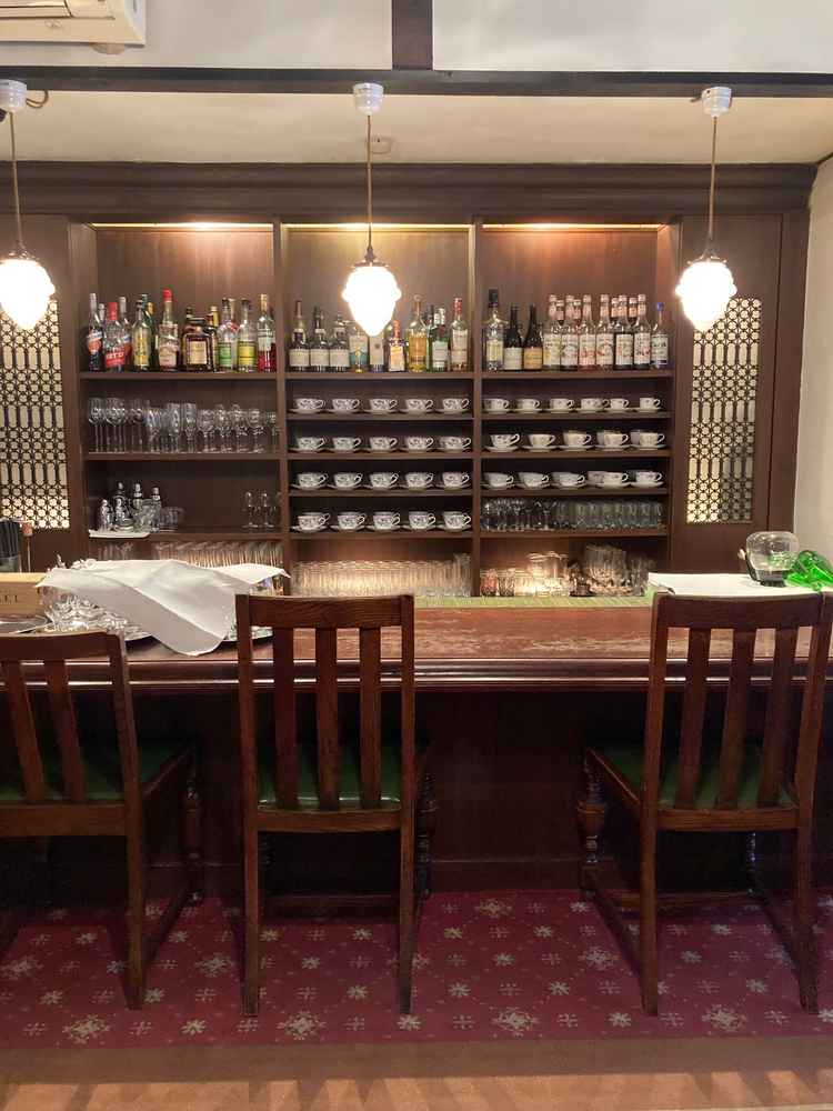 待合スペースです。バーカウンターのようになっていて、ここにウェルカムスペースを作ったりできます。