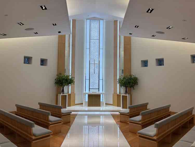 高さがあり、清潔感のあるチャペルでした。