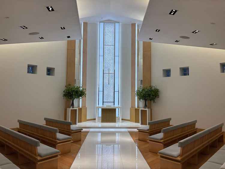 高さがあり、清潔感のあるチャペルでした。