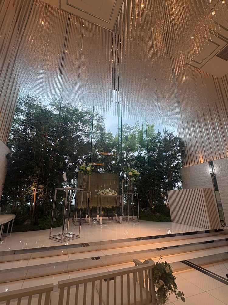 教会の天井にクリスタルが装飾されていて、実際に雨が降っていましたが、キラキラと綺麗な印象の通りでした