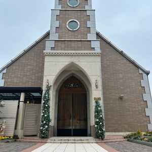 屋上にチャペルがあり中に入ると天井が高くステンドグラスから光が差し込んでいてとても開放的でした。