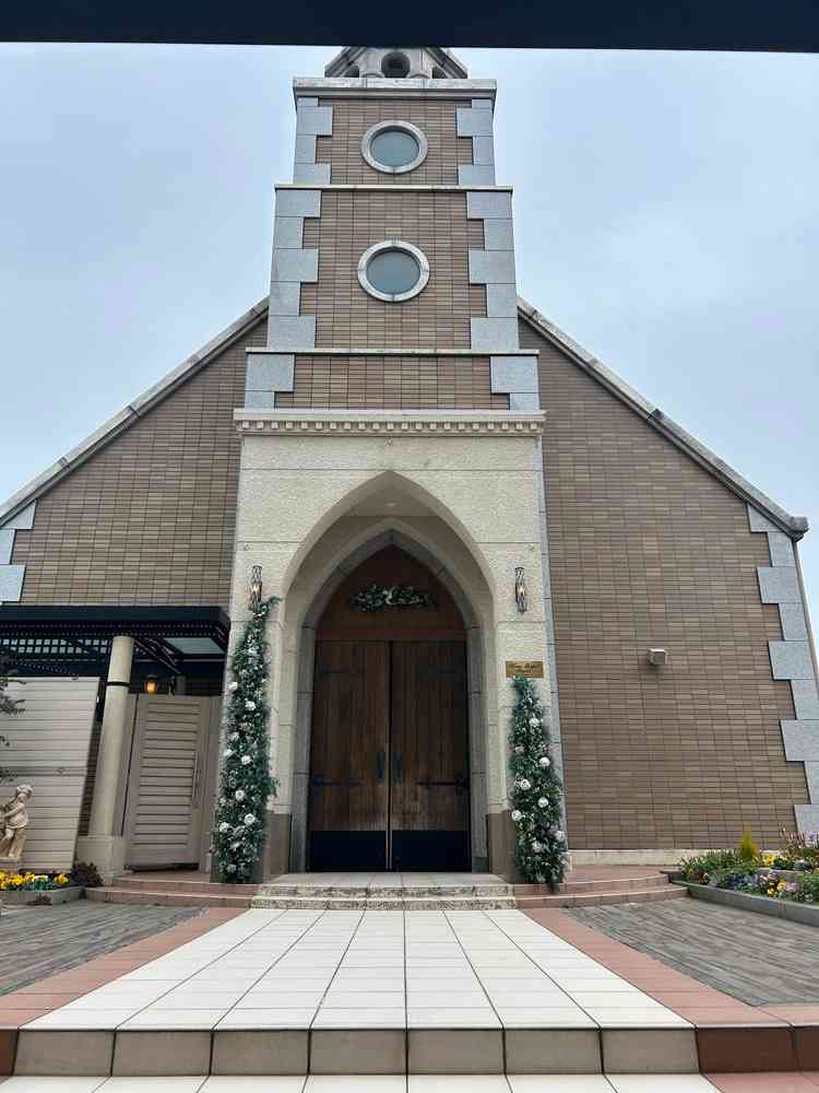 屋上にチャペルがあり中に入ると天井が高くステンドグラスから光が差し込んでいてとても開放的でした。