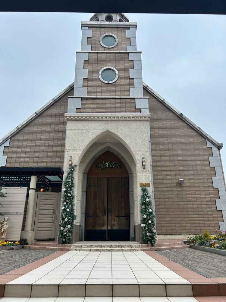 屋上にチャペルがあり中に入ると天井が高くステンドグラスから光が差し込んでいてとても開放的でした。