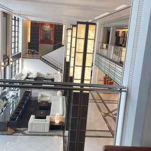 式場に入ってからゲストが待機する待合室、ラウンジを2階から撮影。開放感がすごい。