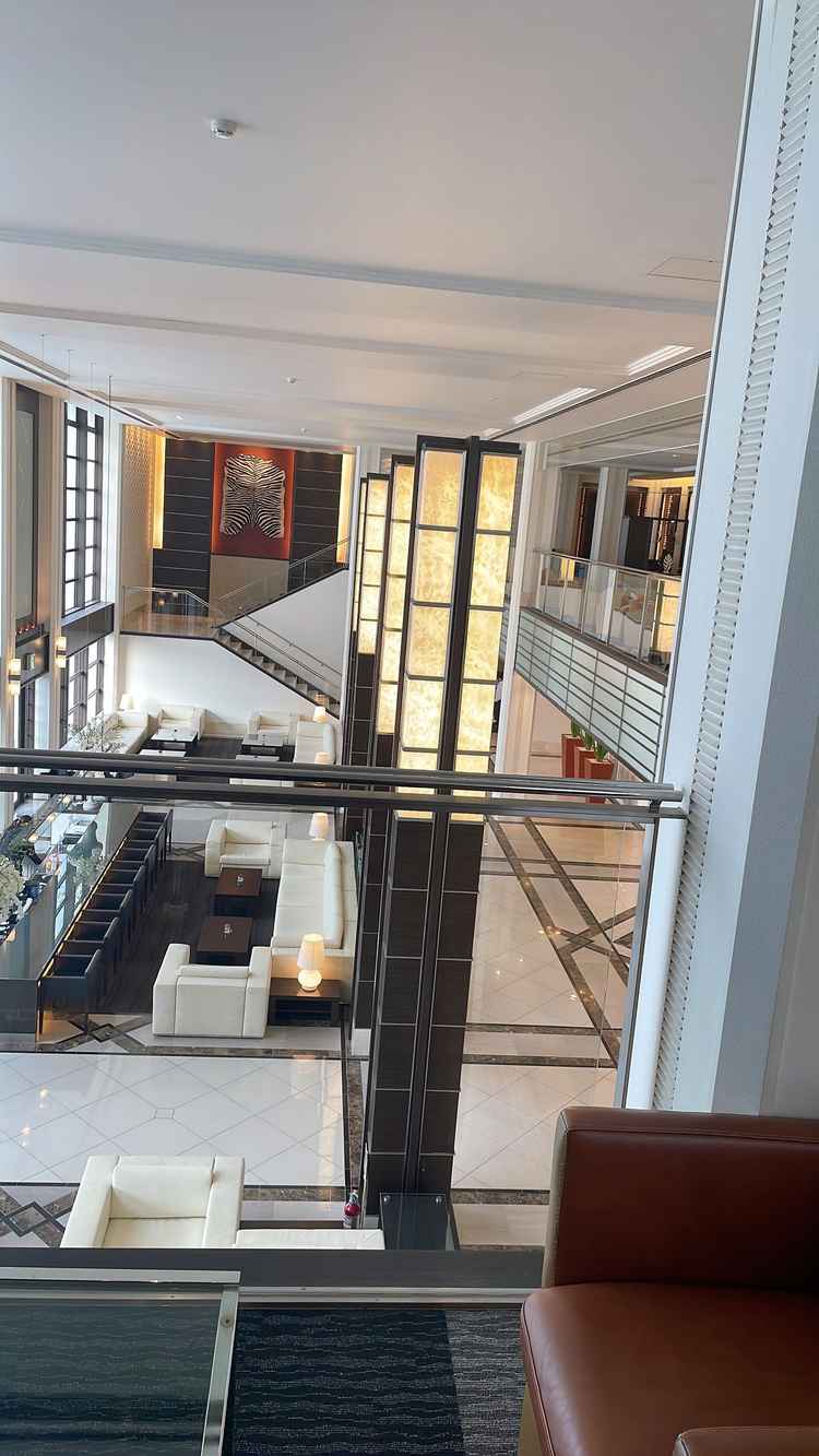 式場に入ってからゲストが待機する待合室、ラウンジを2階から撮影。開放感がすごい。