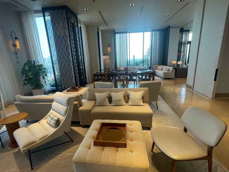 披露宴場横の待機場所です。他の結婚式場と比べて空間が広くソファがあるところが良かったです。