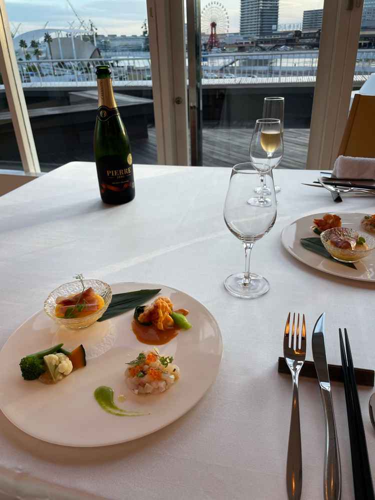 試食の前菜。全て美味しくて外の景色も合わせて綺麗でした。