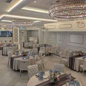 披露宴は2会場から選べる。オープンキッチンから新郎登場などの演出ができる。