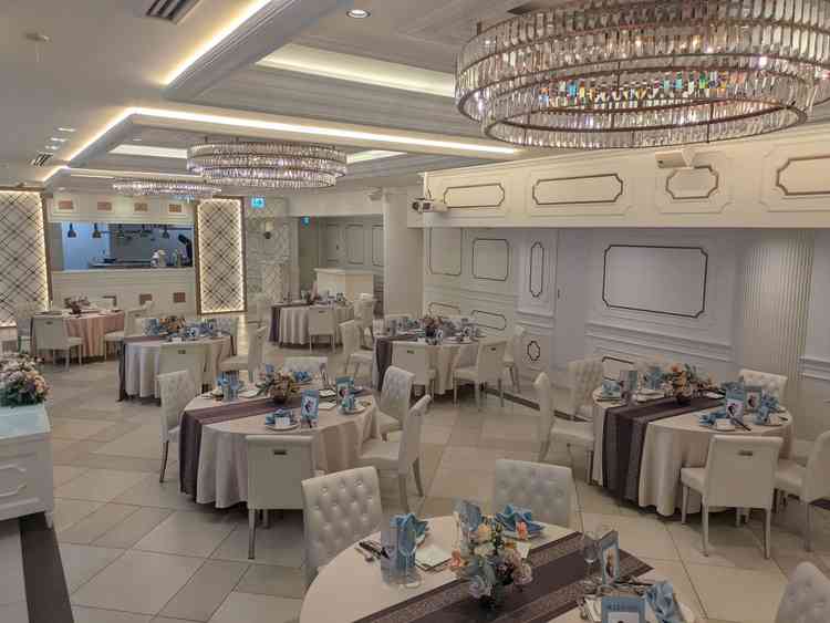 披露宴は2会場から選べる。オープンキッチンから新郎登場などの演出ができる。