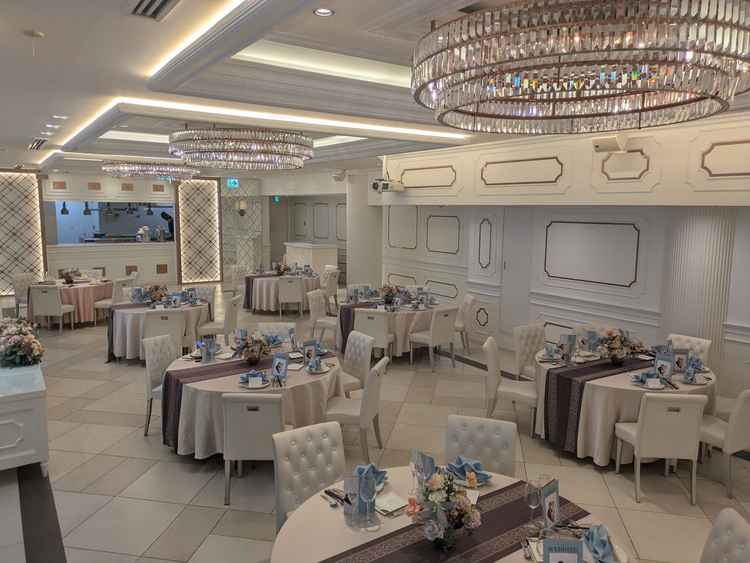 披露宴は2会場から選べる。オープンキッチンから新郎登場などの演出ができる。