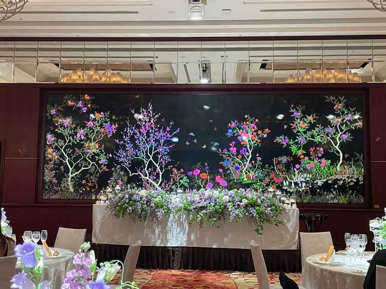 高砂の様子。後ろの壁画に対してプロジェクションマッピングで色付けできる。