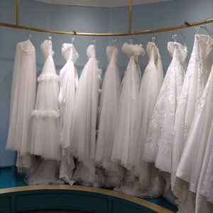 ドレスショップです。式場内にあり珍しいです。外注や提携ではないので、試着回数に制限がないです。