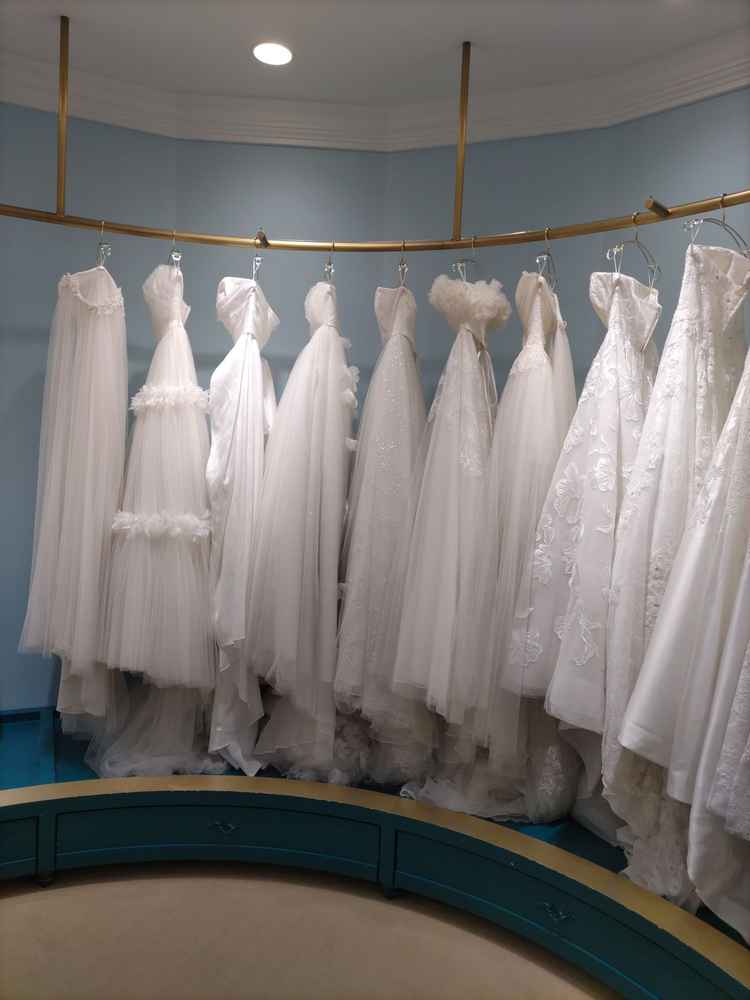 ドレスショップです。式場内にあり珍しいです。外注や提携ではないので、試着回数に制限がないです。