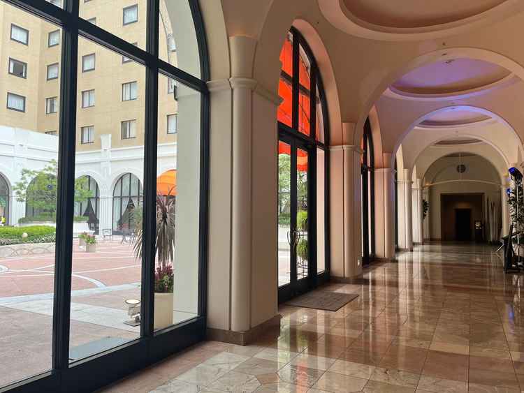 チャペルを出てすぐに回廊と中庭。そのまま外に出れるため動線はよい。雨の日は回廊にてフラワーシャワー。