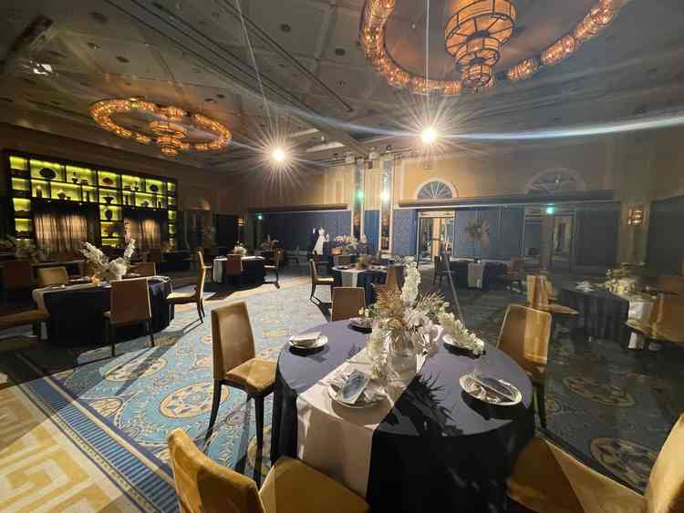 披露宴会場はホテルらしい雰囲気で重厚感があった。