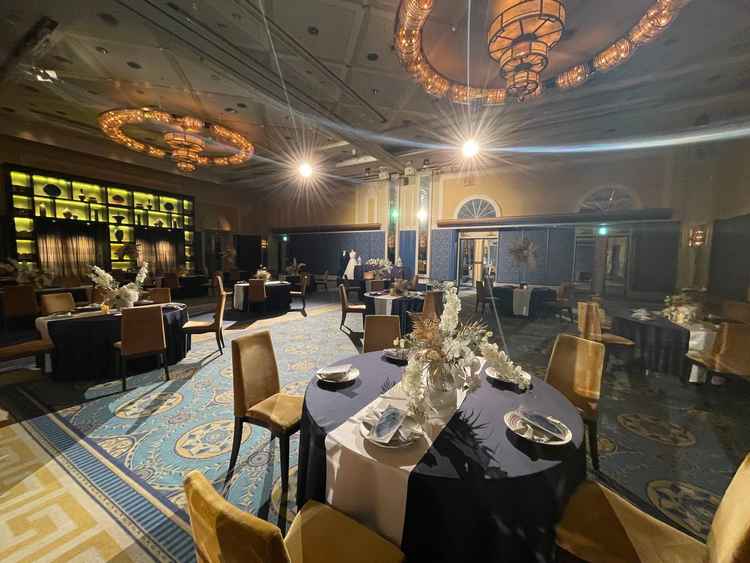 披露宴会場はホテルらしい雰囲気で重厚感があった。