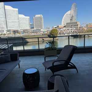 披露宴会場併設の待合スペースのテラス