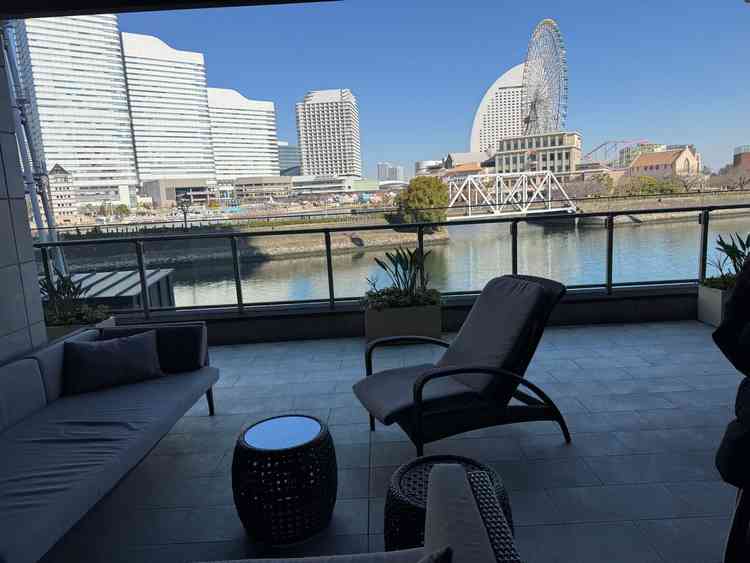 披露宴会場併設の待合スペースのテラス