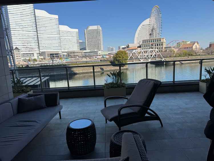 披露宴会場併設の待合スペースのテラス