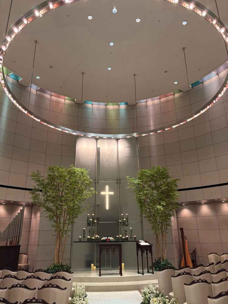 チャペルは聞いていた通り天井がすごく高く、部屋が円形の造りになっていて、窓はないけど解放感を感じた。