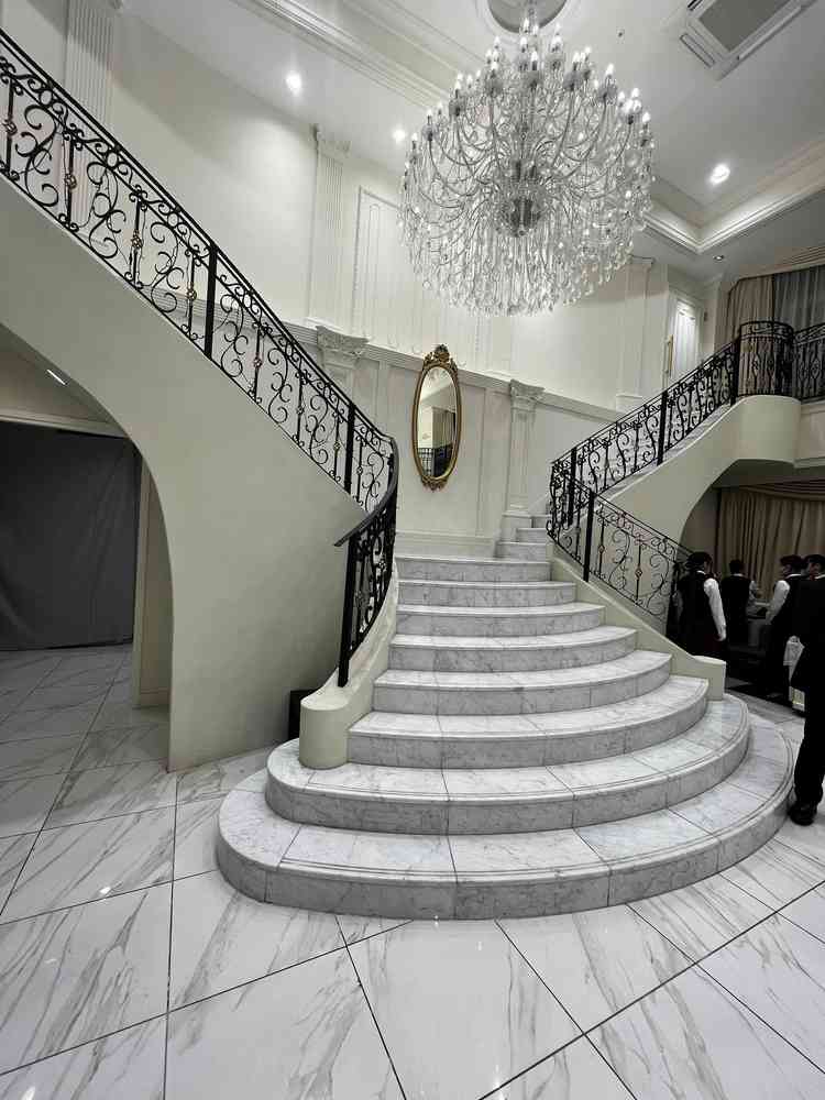 披露宴会場の階段です。壮大でした。