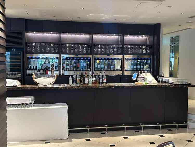 披露宴会場にあるバーカウンターです。当日はスタッフの方が直接ドリンクを作成してくれます。