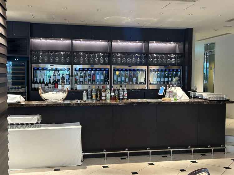 披露宴会場にあるバーカウンターです。当日はスタッフの方が直接ドリンクを作成してくれます。