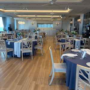 最大120人入れる披露宴会場。オープンキッチンがあり、料理の温度がベストなタイミングで提供してくれる