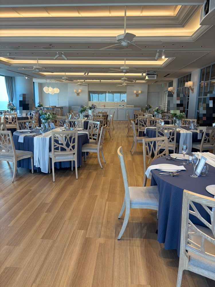 最大120人入れる披露宴会場。オープンキッチンがあり、料理の温度がベストなタイミングで提供してくれる