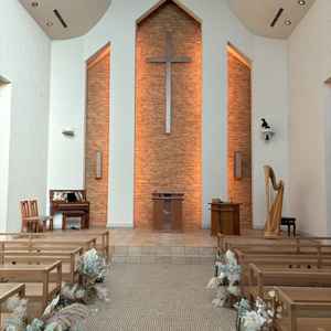 全天候対応型のチャペルです。天井がとても高く20m程度あるそうで空間が広く感じました。