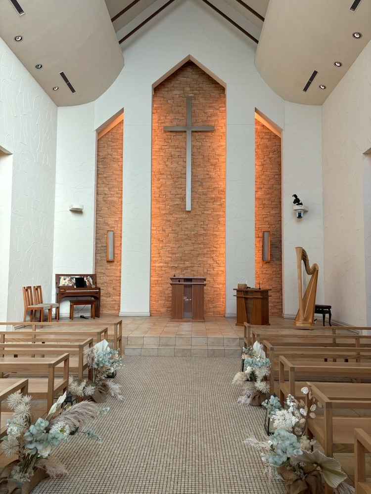 全天候対応型のチャペルです。天井がとても高く20m程度あるそうで空間が広く感じました。