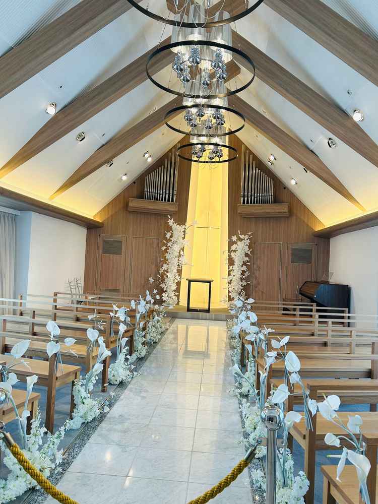 白を基調とした、木の温かみもあるチャペルでした。