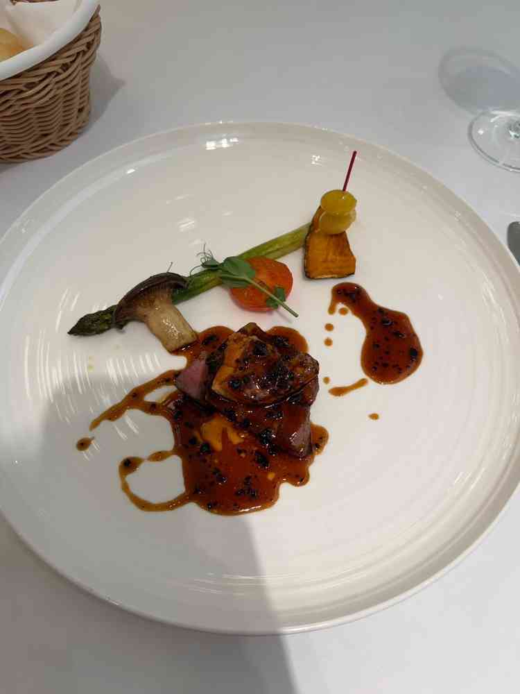 コース料理の一つ。贅沢にフォアグラが使われている。口に入れた瞬間、芳醇な香りが広がりとても美味しい。