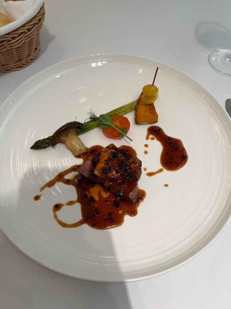 コース料理の一つ。贅沢にフォアグラが使われている。口に入れた瞬間、芳醇な香りが広がりとても美味しい。