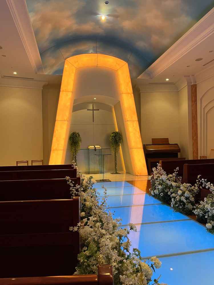 挙式会場の写真。コンパクトですが、ゲストとの距離が近く感じられる会場でした。