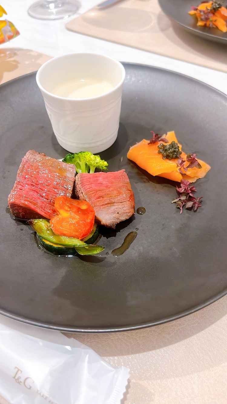 赤身のお肉がとても美味しかったです。また、メッセージカードも添えてあり、感動してお持ち帰りしました。