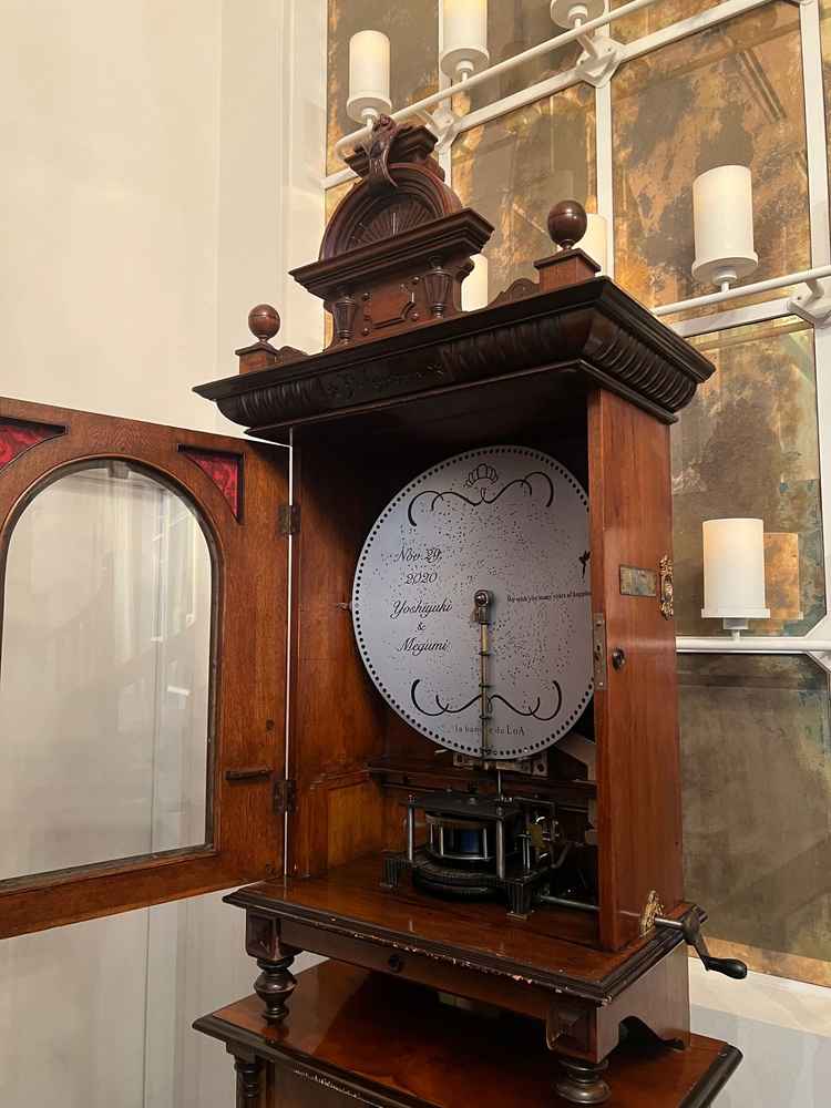 アンティークオルゴールの写真です。音に奥行きと迫力がありました。