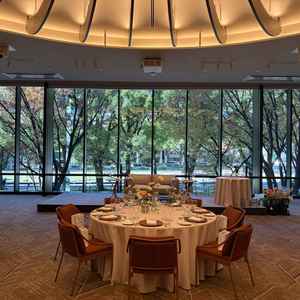 southという披露宴会場。温かみを感じられ、緑も景色から感じられる。