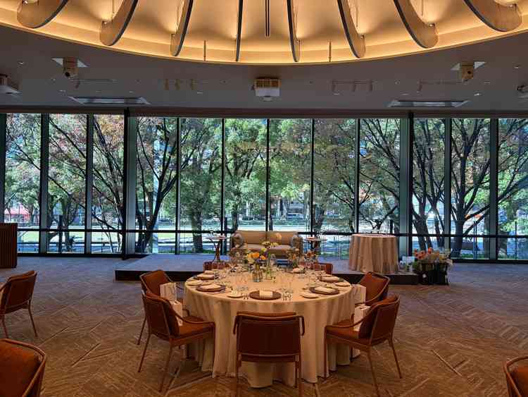 southという披露宴会場。温かみを感じられ、緑も景色から感じられる。